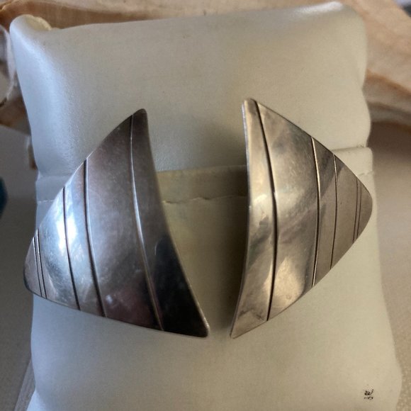 Vintage sterling Silver tribal, Gilbert Morgan, triangular post earrings - Picture 1 of 7